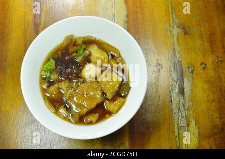 Geschmorter Fisch maw in roter Soße auf Schüssel Stockfoto