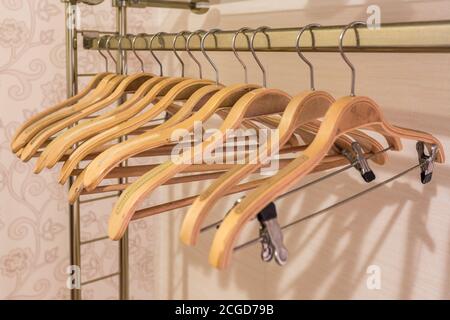 Kleiderbügel aus Holz im Schrank ohne Kleidung Stockfoto