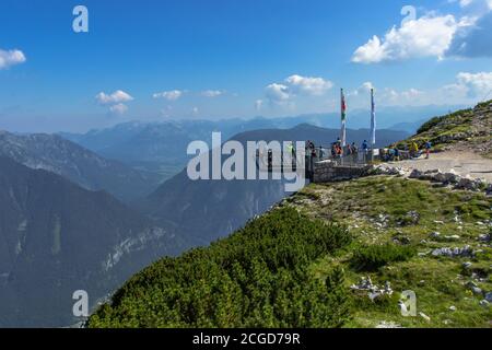 5 Fingers, Österreich-9. August 2020.die spektakulärste Aussichtsplattform der Alpen und reicht wie eine Hand über den 400 m hohen Tropfen.Blick nach unten Stockfoto