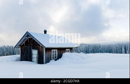 Alte hölzerne Berghütte in frostiger Winterlandschaft, Norwegen Stockfoto