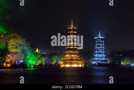 Die Sonnen- und Mondpagoden in Guilin, Provinz Guangxi, China. Diese Zwillingspagoden sind Teil der Landschaft des Shan Lake (Shanhu) im Zentrum von Guilin. Stockfoto