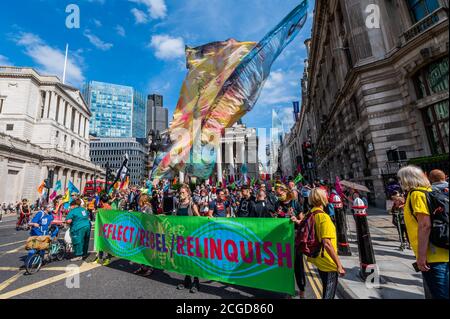 London, Großbritannien. September 2020. Es ist der letzte offizielle Tag der aktuellen Rebellion-Proteste gegen das Aussterben und es wird ein marsch von der Bank zum Parliament Square organisiert. Masken werden im Allgemeinen getragen und soziale Distanzierung praktiziert, da die Lockerung für den Coronavirus-Ausbruch (Covid 19) in London fortgesetzt wird. Kredit: Guy Bell/Alamy Live Nachrichten Stockfoto