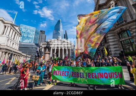 London, Großbritannien. September 2020. Es ist der letzte offizielle Tag der aktuellen Rebellion-Proteste gegen das Aussterben und es wird ein marsch von der Bank zum Parliament Square organisiert. Masken werden im Allgemeinen getragen und soziale Distanzierung praktiziert, da die Lockerung für den Coronavirus-Ausbruch (Covid 19) in London fortgesetzt wird. Kredit: Guy Bell/Alamy Live Nachrichten Stockfoto