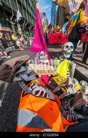 London, Großbritannien. September 2020. Es ist der letzte offizielle Tag der aktuellen Rebellion-Proteste gegen das Aussterben und es wird ein marsch von der Bank zum Parliament Square organisiert. Masken werden im Allgemeinen getragen und soziale Distanzierung praktiziert, da die Lockerung für den Coronavirus-Ausbruch (Covid 19) in London fortgesetzt wird. Kredit: Guy Bell/Alamy Live Nachrichten Stockfoto