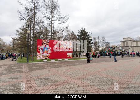 Banner mit der Aufschrift Happy Victory Day auf dem Platz in der Nähe Gebäude Museum des Victory Memorial während der Feier des Victory Day WWII. K Stockfoto