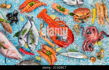 Hummer mit Meeresfrüchten, Krabben, Muscheln, Garnelen, Fisch, Lachssteak, Oktopus, Auster und anderen Muscheln auf zerkleinerten Eis und Holztisch serviert Stockfoto