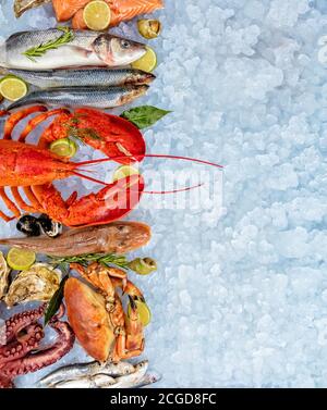 Hummer mit Meeresfrüchten, Krabben, Garnelen, Krake, Auster und anderen Muscheln auf zerkleinertem Eis serviert. Stockfoto