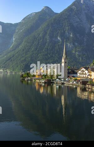 Berühmte schöne österreichische Bergstadt Hallstatt zwischen dem Ufer des Hallstatter See und den Hängen des Dachsteinmassivs gelegen. Salzkammergut Stockfoto