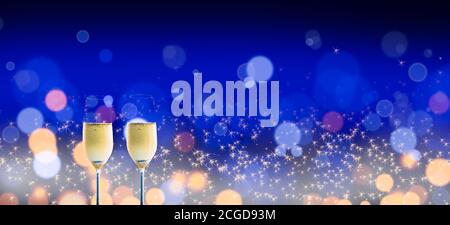 Zwei Gläser gekühlter Champagner auf schimmerndem, verschwommenem Licht, blauer Hintergrund. Stockfoto