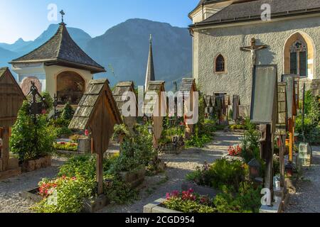 Ein kleiner Friedhof in Hallstatt, einer historischen UNESCO-Stadt in den österreichischen Alpen am Ufer des Hallstatter Sees. Blick auf alte Holzgräber, Stockfoto