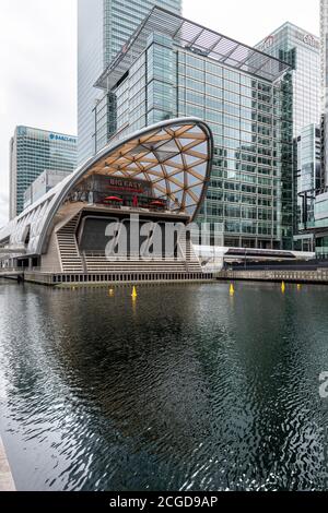 Crossrail Place ist ein gigantisches neues Gebäude, das den neuen Canary Wharf Crossrail-Bahnhof darunter abdeckt. Wohnungsshops sowie ein kostenloser Dachgarten. Stockfoto