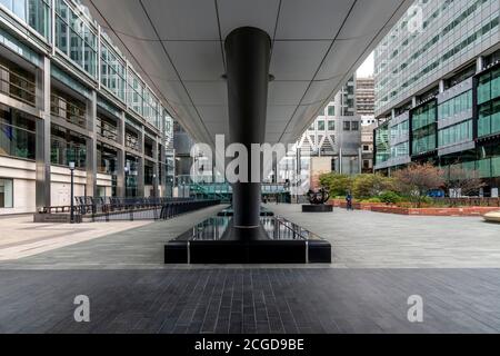 Unterhalb der Adams Plaza Bridge zum Crossrail Place. Ein gigantisches futuristisches Gebäude, das den neuen Canary Wharf Crossrail-Bahnhof darunter abdeckt. Stockfoto