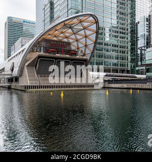 Crossrail Place ist ein gigantisches neues Gebäude, das den neuen Canary Wharf Crossrail-Bahnhof darunter abdeckt. Wohnungsshops sowie ein kostenloser Dachgarten. Stockfoto