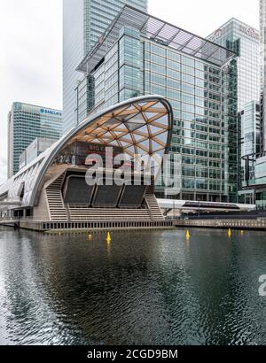 Crossrail Place ist ein gigantisches neues Gebäude, das den neuen Canary Wharf Crossrail-Bahnhof darunter abdeckt. Wohnungsshops sowie ein kostenloser Dachgarten. Stockfoto