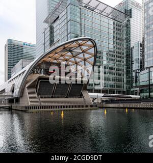 Crossrail Place ist ein gigantisches neues Gebäude, das den neuen Canary Wharf Crossrail-Bahnhof darunter abdeckt. Wohnungsshops sowie ein kostenloser Dachgarten. Stockfoto