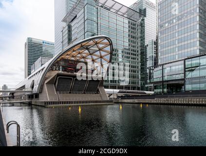 Crossrail Place ist ein gigantisches neues Gebäude, das den neuen Canary Wharf Crossrail-Bahnhof darunter abdeckt. Wohnungsshops sowie ein kostenloser Dachgarten. Stockfoto