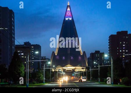 Ryugyong Hotel bei Nacht, Pjöngjang, Nordkorea Stockfoto