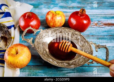 Rosch Haschanah mit Glas Honig jar und frische reife Äpfel. Jewesh neues Jahr Symbole Schofar und tallit Stockfoto