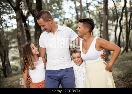 Mutter, Tochter im Teenageralter, Bruder und Vater haben Spaß Stockfoto