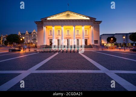 Nachtansicht des beleuchteten Rathauses auf dem Rathausplatz in der Altstadt von Vilnius, Litauen Stockfoto