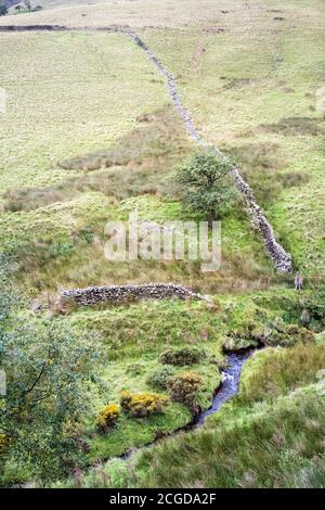 Hügel mit einer Steinmauer hinunter zum Fluss Noe im Vale of Edale, Derbyshire, Peak District National Park, England, Großbritannien Stockfoto