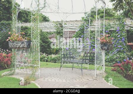 Metall-Eisen-Pavillon Pergola für Ruhe im Gartenpark Stockfoto