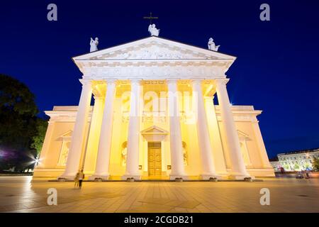 Nachtansicht der beleuchteten Kathedrale Basilika St. Stanislaus und St. Ladislaus am Cathedral Square in der Altstadt von Vilnius, Litauen Stockfoto