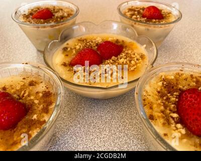 Traditionelles türkisches Dessert ist Asure 'Noah's Pudding'in Schale auf dem Tisch. Stockfoto
