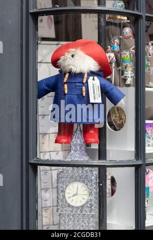 Der berühmte Paddington Bear ist ein berühmter Kinderliteratur-Charakter, der in einem Schaufenster zum Verkauf steht. England GB Stockfoto