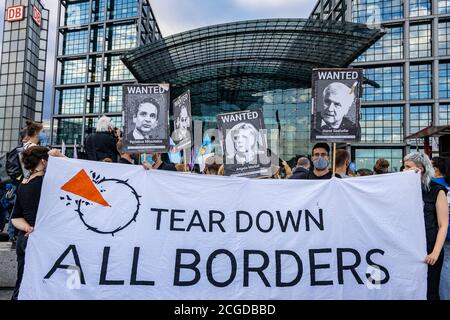 Berlin, Deutschland. September 2020. Hunderte von Demonstranten versammeln sich auf dem Washingtonplatz und fordern, dass Deutschland Demonstranten aus dem von Feuer heimgesucht Flüchtlingslager Moria auf der griechischen Insel Lesbos willkommen heißt. Stockfoto