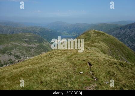 Fußweg auf dem Verbindungskamm zum Wainwright 'Middle Dodd' von 'Red Screes' im Lake District National Park, Cumbria, England, UK. Stockfoto