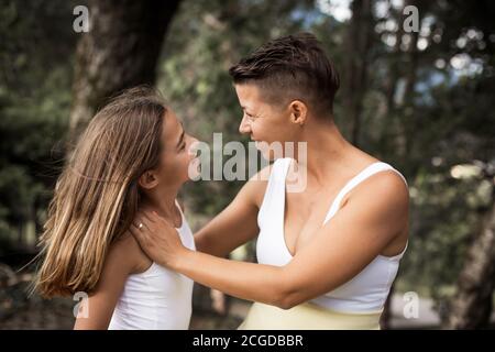 Mutter und ihre Pre-teen Tochter, authentische Beziehung Stockfoto