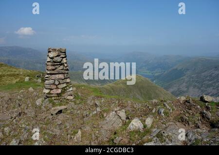 Der Verbindungsgrat zum 'Middle Dodd' vom Summit Cairn of the Wainwright 'Red Screes' im Lake District National Park, Cumbria, England, Großbritannien. Stockfoto