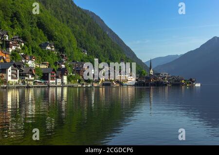 Klassische Postkartenansicht der berühmten Hallstätter Seestadt, Österreich. Landschaftlich schöner Panoramablick auf die schöne Stadt spiegelt sich in Hallstatter See. Stockfoto