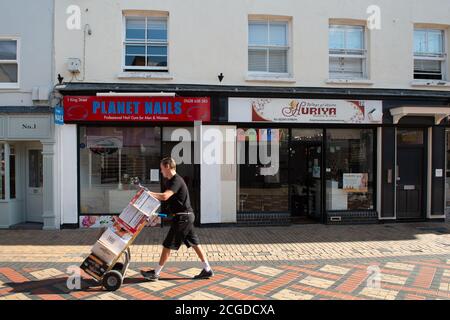 Maidenhead, Berkshire, Großbritannien. September 2020. Die Zahl der Fälle positiver Covid-19-Tests im Royal Borough of Maidenhead and Windsor ist in den letzten 24 Stunden um 10 Fälle gestiegen. Aufgrund einer Anschwellung neuer Fälle in verschiedenen Teilen Englands wurden von der Regierung ab Montag nächster Woche neue Beschränkungen auferlegt, wonach nur sechs Personen sich jetzt gemeinsam unterhalten dürfen. Es gibt einige begrenzte Ausnahmen. Quelle: Maureen McLean/Alamy Live News Stockfoto