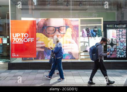 Maidenhead, Berkshire, Großbritannien. September 2020. Die Zahl der Fälle positiver Covid-19-Tests im Royal Borough of Maidenhead and Windsor ist in den letzten 24 Stunden um 10 Fälle gestiegen. Aufgrund einer Anschwellung neuer Fälle in verschiedenen Teilen Englands wurden von der Regierung ab Montag nächster Woche neue Beschränkungen auferlegt, wonach nur sechs Personen sich jetzt gemeinsam unterhalten dürfen. Es gibt einige begrenzte Ausnahmen. Quelle: Maureen McLean/Alamy Live News Stockfoto