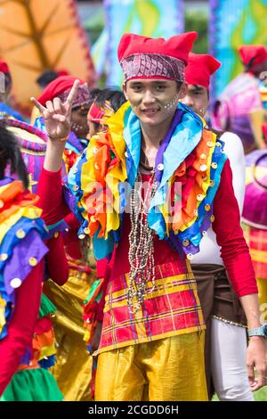 Bunte Kostüme während eines Straßenfestes in der Stadt Ipil. Stockfoto