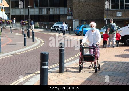 Maidenhead, Berkshire, Großbritannien. September 2020. Eine ältere Dame lehnt sich auf ihren Spaziergänger, als sie in die Stadt einkauft. Die Zahl der Fälle positiver Covid-19-Tests im Royal Borough of Maidenhead and Windsor ist in den letzten 24 Stunden um 10 Fälle gestiegen. Aufgrund einer Anschwellung neuer Fälle in verschiedenen Teilen Englands wurden von der Regierung ab Montag nächster Woche neue Beschränkungen auferlegt, wonach nur sechs Personen sich jetzt gemeinsam unterhalten dürfen. Es gibt einige begrenzte Ausnahmen. Quelle: Maureen McLean/Alamy Live News Stockfoto