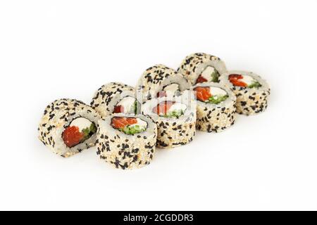 Sushi-Rolle Philadelphia in Sesam auf einem weißen Teller, klassisches japanisches Sushi. Traditionelles japanisches Essen mit Maki. Leckere Sushi-Stücke. Für das Restaurant-Menü. Copyspace. Stockfoto