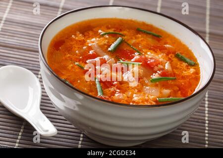 Würzige leckere Tomateneitropfen Suppe close-up in einer Schüssel auf dem Tisch. Horizontal Stockfoto