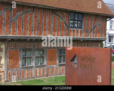 Aldeburghs Moot Hall in der Nähe der Strandpromenade stammt aus dem frühen 16. Jahrhundert, wurde für ratssitzungen genutzt und beherbergt heute das Heimatmuseum. Stockfoto