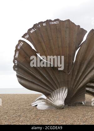 Sculptor Maggi Hambling's 'Scallop' ist eine 4m hohe Stahlskulptur einer Muschel am Strand von Aldeburgh, eine Hommage an Benjamin Britten. Stockfoto