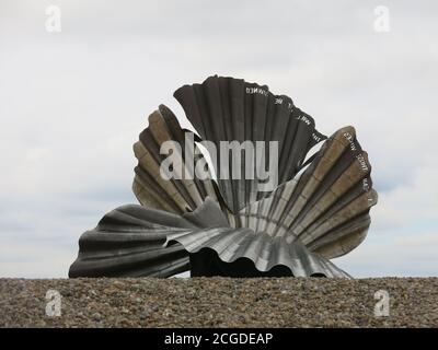 Sculptor Maggi Hambling's 'Scallop' ist eine 4m hohe Stahlskulptur einer Muschel am Strand von Aldeburgh, eine Hommage an Benjamin Britten. Stockfoto