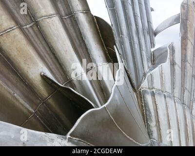 Detail der Metallarbeiten und Muschelflöten von Maggi Hambling's 4m hoher Stahl 'Scallop' Skulptur am Aldeburgh Beach, Suffolk. Stockfoto