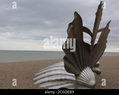 Sculptor Maggi Hambling's 'Scallop' ist eine 4m hohe Stahlskulptur einer Muschel am Strand von Aldeburgh, eine Hommage an Benjamin Britten. Stockfoto