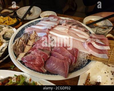 Yellowtail oder japanischer Amberjack Sashimi, frischer roher Fisch in dünne Stücke geschnitten und mit Wasabi und Sojasauce gegessen. Bangeo auf Koreanisch. Stockfoto