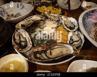 Auswahl an rohen Meeresfrüchten einschließlich Auster, Abalone, Seegurke und Ananas. Meerananas, in Korea Meongge genannt. Stockfoto