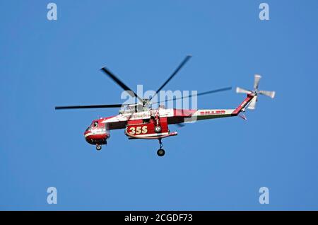 Ein riesiger Sikorski 64 Skykran Hubschrauber, der zur Bekämpfung von Waldbränden in den Cascade Mountains bei Bend, Oregon, eingesetzt wird. Stockfoto