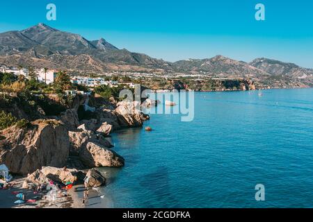 Nerja In Spanien. Menschen Ruhen Am Strand Calahonda, Küste In Der Nähe Resort Stadt Nerja In Spanien. Erhöhter Blick Vom Balcon De Europa. Playa Calahonda Stockfoto