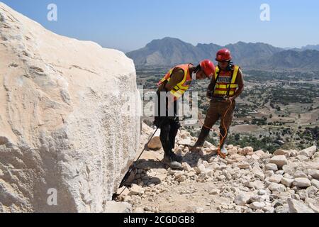 Peshawar, Pakistan. September 2020. Rettungskräfte arbeiten am 8. September 2020 an der Beseitigung der Leiche des Erdrutsches durch Ziarat Marmor am berühmten Berg Mohmand Distrikt Tehsil Ziarat Pahar in Peshawar, Pakistan. (Foto: Hussain Ali/Pacific Press/Sipa USA) Quelle: SIPA USA/Alamy Live News Stockfoto